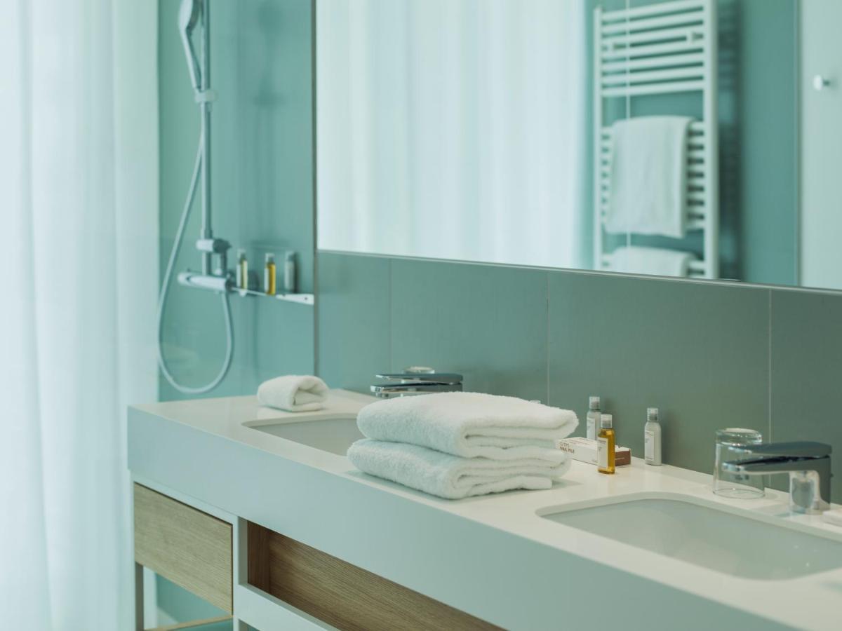 Suite mit Balkon und seitlichem Meerblick